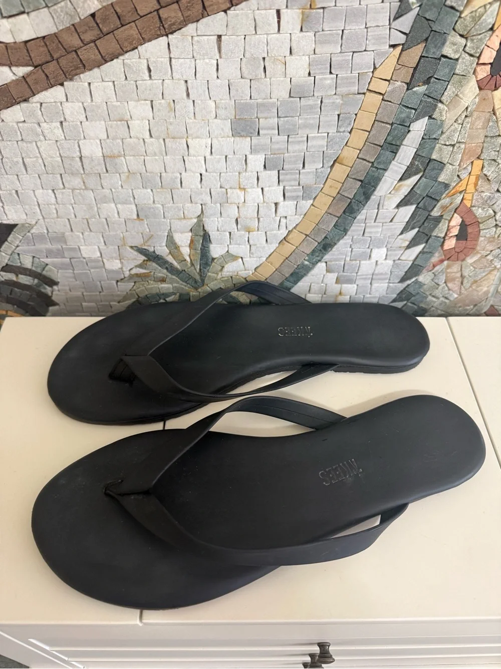 TKEES Black Minimalist Thin-Strap Flip Flop Sandals